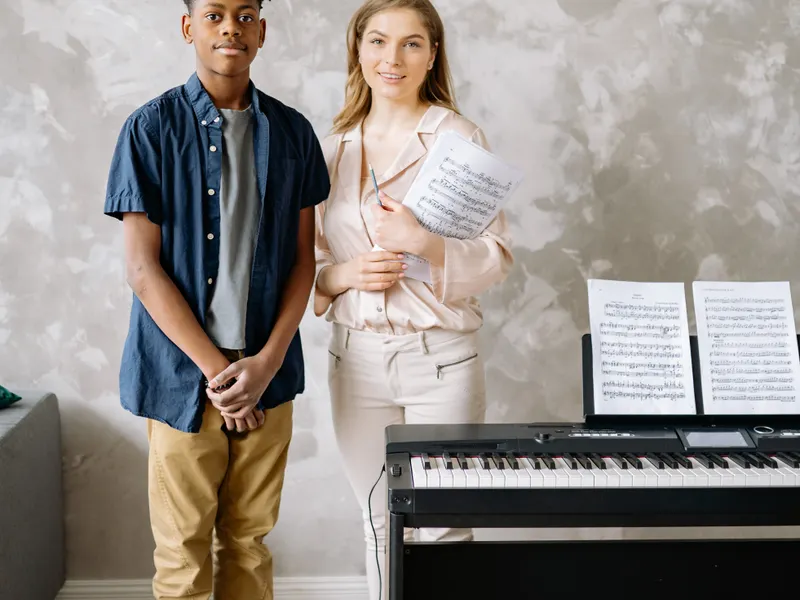 Profesora de música junto a su alumno